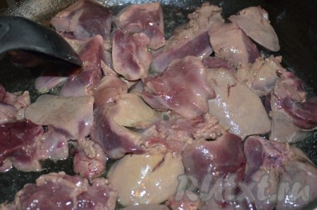 Печень промыть, нарезать на кусочки, обжарить на растительном масле несколько минут до потери цвета.