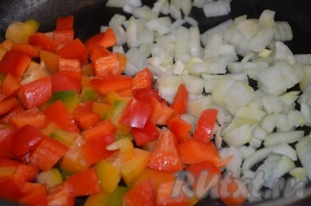 В другой сковороде обжарить в течение 5 минут мелко нарезанные лук и перец.