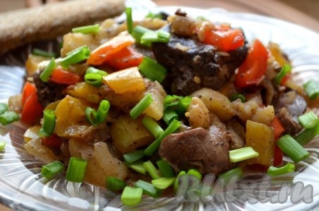 Куриная печень с яблоками и луком 