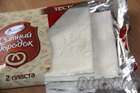 Тесто для приготовления пахлавы можно взять как дрожжевое, так и бездрожжевое (у меня - бездрожжевое). Достать слоёное тесто из морозилки, разморозить при комнатной температуре. В 1 упаковке у меня были 2 пласта.