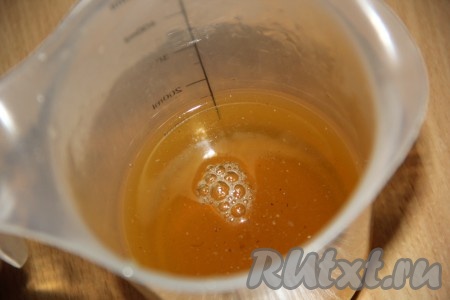 В 100 миллилитрах горячей воды растворить мёд.