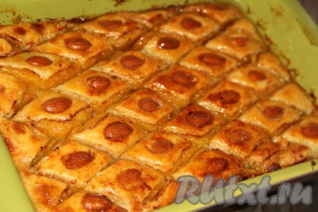 Пахлаву, приготовленную с изюмом, орехами и курагой, оставить на ночь для пропитки в прохладном месте. Я накрыла форму плёнкой и поставила в холодильник.