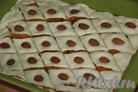 На каждый ромбик выложить по ядру миндаля (или грецкого ореха).
