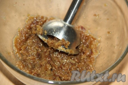 С помощью погружного блендера измельчить изюм до кашицеобразного состояния.
