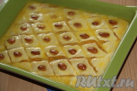 Поставить форму с пахлавой с сухофруктами в разогретую до 180 градусов духовку и выпекать 10 минут. Затем достать форму и равномерно залить пахлаву 50 граммами растопленного сливочного масла. Поставить форму обратно в духовку и выпекать, примерно, 30 минут (до золотистого цвета слоёного теста).