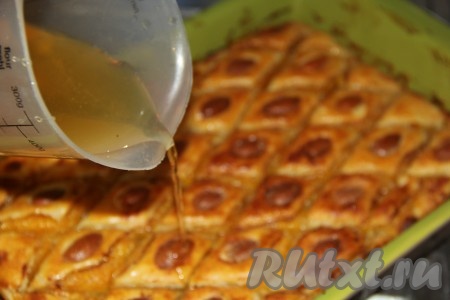 Достать горячую пахлаву, снова пройтись ножом по разрезам и залить разрезы получившимся медовым сиропом.
