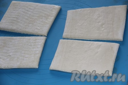 Тесто разделить на 4 части.
