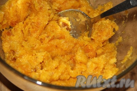 Отдельно до кашицеобразного состояния пробить погружным блендером курагу.