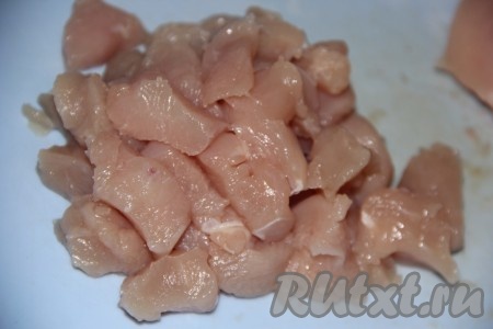 Куриную грудку нарезать на кусочки.