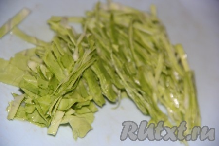 Капусту нарезать достаточно тонко.
