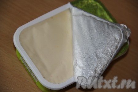 Выложить в куриный суп с капустой мягкий плавленный сыр. Добавить соль, лавровый лист и специи, потомить на небольшом огне до полного растворения сыра (примерно, 5-7 минут), периодически помешивая.