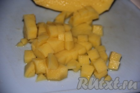 Очистить морковь, картошку и лук. Нарезать картофель небольшими кубиками.
