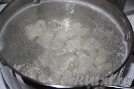 Выложить мясо в кастрюлю, залить водой, отправить на огонь. Когда вода закипит, убрать пену и варить куриное мясо минут 15 на небольшом огне.
