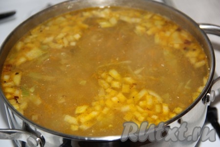 Когда картофель станет достаточно мягким, выложить в кастрюлю морковку с луком.
