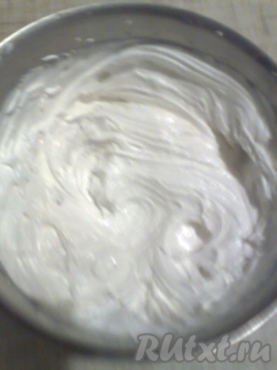 Для приготовления белковой глазури белок, пудру и крахмал взбить миксером в течение 5 минут.&nbsp;Лимонный сок добавляем в конце взбивания.
