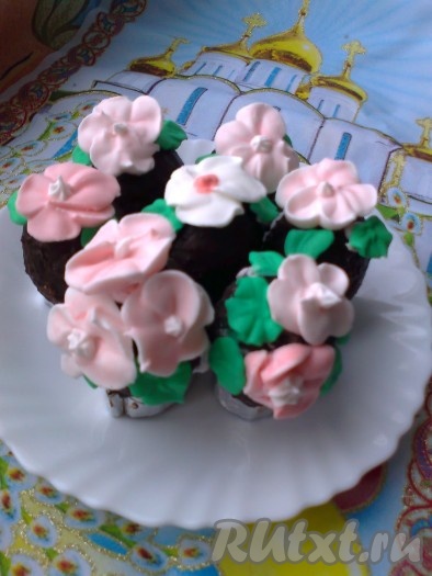 Украшаем наши печеные шоколадные яйца цветочками, прикрепив их с помощью шоколада или белковой глазури (можно немножко оставить в холодильнике, накрыв влажной салфеткой). 