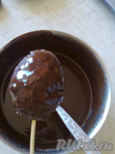 Также можно готовые яйца очистить и обмакнуть в шоколад. Получатся печеные яйца в шоколаде. Для этого нужно сначала растопить 140 грамм темного шоколада на водяной бане. Добавить 60 грамм не растопленного шоколада, перемешать. Надеть испеченное яйцо на шпажку и обмакнуть или полить шоколадом.
