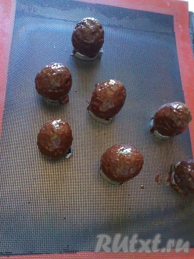 И оставить яйца для застывания шоколада на подставках из фольги.&nbsp;
