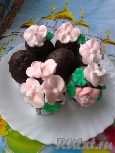 Украшаем наши печеные шоколадные яйца цветочками, прикрепив их с помощью шоколада или белковой глазури (можно немножко оставить в холодильнике, накрыв влажной салфеткой). 