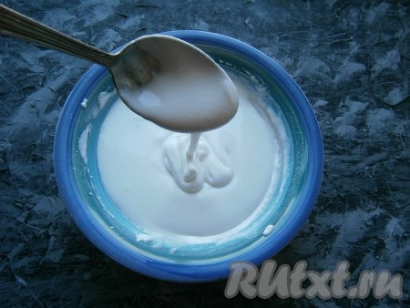 На низкой скорости миксера взбить получившуюся массу в течение 2-3 минут. Глазурь получится однородной, медленно стекающей с ложки, оставляя довольно четкие очертания. Эта глазурь подходит для оформления контура печенья и рисования на поверхности выпечки.
