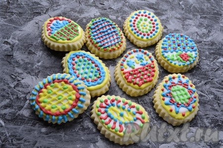 Из-за нехватки времени я слишком не заморачивалась с рисунками и получилось у меня вот такое печенье. Если у вас достаточно времени, можете рисовать все, что подскажет вам фантазия. Но даже и в таком варианте печенье выглядит очень красочно и празднично! После окончания оформления глазури нужно дать застыть (сохнет она достаточно быстро). Приготовьте эту замечательную глазурь для росписи и украсьте ею печенье или пряники - ваши родные оценят ваше творчество по достоинству!
