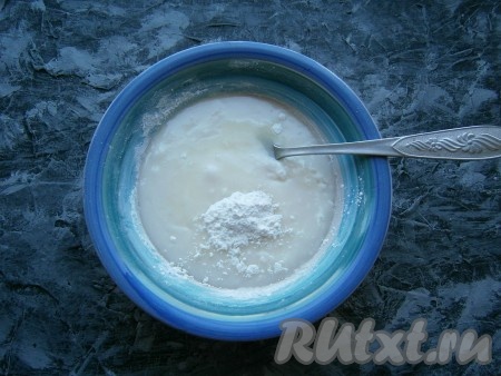 Тщательно перемешать получившуюся смесь вилкой (или ложкой). Далее также, добавляя сахарную пудру частями, смешивать ее с белком с помощью вилки (или ложки). Влить лимонный сок и добавить кукурузный крахмал.
