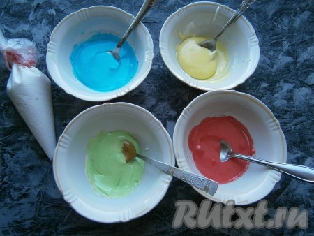 Я оставила для заливки глазурь белой, а остальную глазурь окрасила в разные цвета пищевыми красителями. Красители можно использовать любые - гелевые, сухие, можно и кандурином окрасить. У меня красители гелевые. Капните несколько капель в часть белой глазури и размешайте до однородного цвета.
