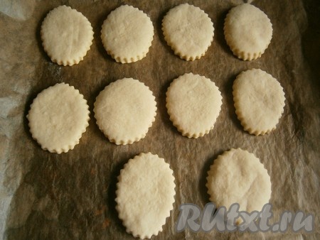 Выпекать печенье в разогретой духовке около 15 минут при температуре 180-190 градусов (печенье не должно зажариваться).
