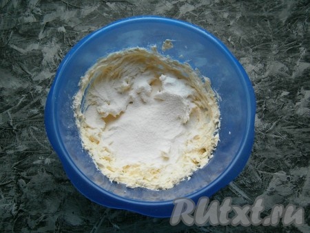 К взбитому маслу всыпать просеянную сахарную пудру, взбивать далее миксером минуты 2-3.