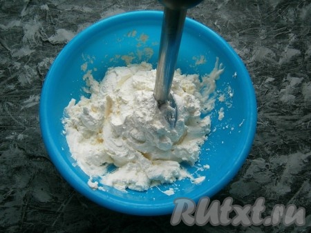 Сливочное масло нужно брать качественное, желательно жирностью 82%. Масло должно быть комнатной температуры, поэтому его нужно будет достать заранее, чтобы оно согрелось при комнатной температуре и стало мягким. Творог&nbsp; лучше брать не сухой, жирностью не менее 9%. Творог выложить в глубокую миску, добавить сметану и взбить до кремообразного состояния погружным блендером.