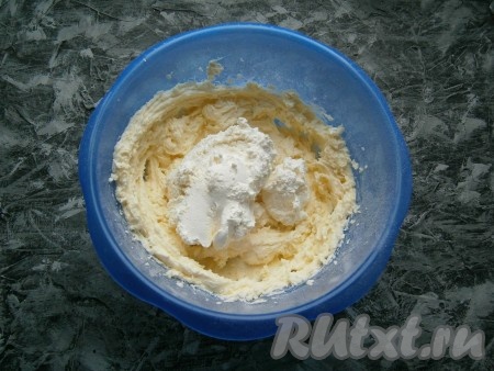 В смесь масла и сахарной пудры частями добавлять творожную массу, продолжая взбивать миксером.