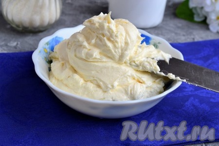 Поместить крем "Пломбир" в холодильник на 30 минут и можно приступать к выравниванию торта.
