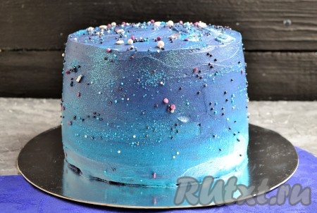 А вот так замечательный крем "Пломбир", предназначенный для выравнивания торта, выглядит окрашенным и уже на готовом торте, который простоял ночь в холодильнике. Крем хорошо застыл, не липнет к рукам.
