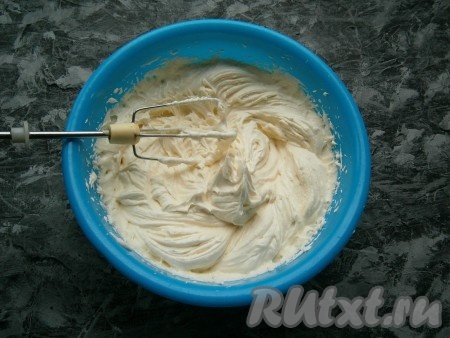 После того как вся заварная масса будет введена в масло, крем получится пышным, воздушным, плотным.

