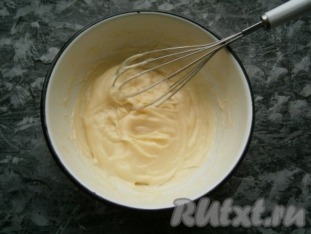 Поместить получившуюся сметанную массу на водяную баню (то есть в кастрюле большего объёма, чем миска, в которой взбивали сметанную массу, вскипятить воду, уменьшить огонь, сверху разместить миску со сметанной массой так, чтобы она дном не касалась воды). При постоянном помешивании варить сметанную массу до загустения. Убрать миску с бани тогда, когда при перемешивании заварной массы вы увидите в ней четкие следы от венчика. Масса загустеет достаточно быстро после того, как дойдет до кипения (через 2-3 минуты). В общей сложности, от начала нагревания массы на водяной бане и до нужного загустения понадобится минут 7-8.
