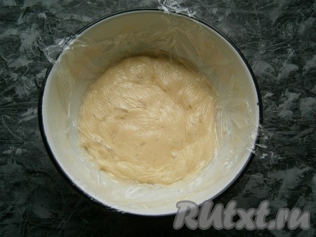 Накрыть горячую заварную массу пленкой (чтобы пленка касалась поверхности массы) и оставить для остывания на 45-50 минут.
