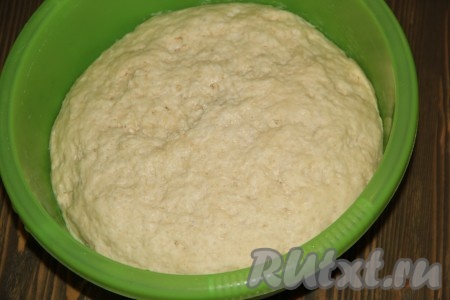 Накрыть миску с тестом полотенцем и оставить в тепле на 1,5 часа. Тесто увеличится в объёме в несколько раз.

