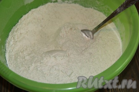 Перемешать сухие ингредиенты.