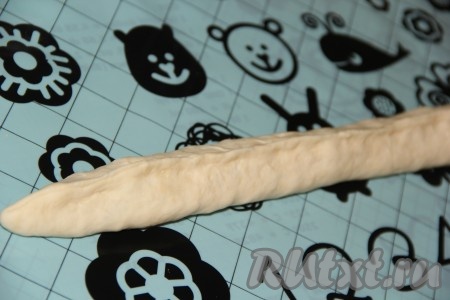 Защипать тесто так, чтобы начинка оказалась внутри. Получится длинная колбаска, как на фото.
