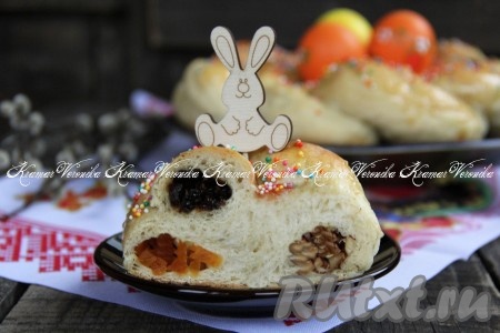 Полностью остудить пасхальный венок. Вот таким красивым в разрезе получается веночек. Приготовьте эту замечательную выпечку и насладитесь её великолепным вкусом!
