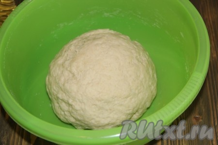 Замесить нежное и мягкое тесто.