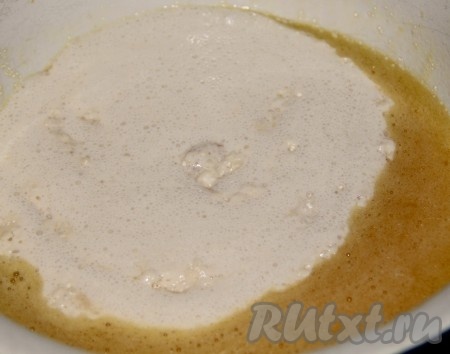 В получившуюся смесь вылить запенившуюся дрожжевую смесь, перемешать.&nbsp;