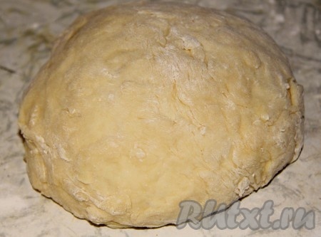 Постепенно добавляя муку, замесить мягкое, приятное в работе, не липнущее к ладоням тесто. В процессе замеса тесто нужно вымесить не менее 7-10 минут. Миску с тестом прикрыть полотенцем и дать постоять 1,5-2 часа в тёплом месте (тесто должно увеличиться в объёме в 2-3 раза).&nbsp;