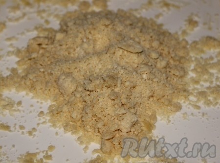 Пока булочки поднимаются, нужно сделать посыпку. Для этого в растопленное не горячее сливочное масло добавляем сахар и муку, тщательно перетираем руками в крошку. &nbsp;
