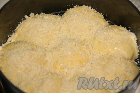 1 яйцо взбиваем вилкой до однородности. По прошествии 20 минут поднявшиеся булочки нужно смазать взбитым яйцом и посыпать получившейся посыпкой.&nbsp;