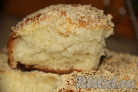 Готовую выпечку достать из духовки, дать немного остыть. Вот такие пышные и ароматные булочки с посыпкой у нас получились.