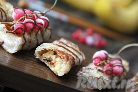 Выложить готовые вьетнамские рулетики из рисовой бумаги на тарелку и остудить. При подаче полить наивкуснейший десерт любым топпингом и украсить свежими ягодками. Из данного количества ингредиентов получилось 15 рулетиков.
