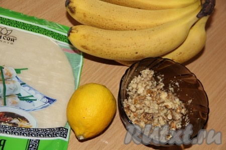 Подготовить продукты для приготовления вьетнамских рулетиков из рисовой бумаги. Орехи крупно порубить ножом.
