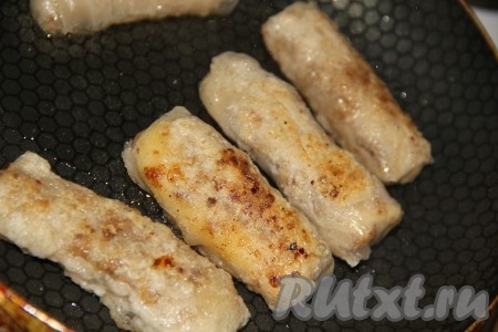 Жарить вьетнамские рулетики на среднем огне в течение 2 минут с каждой стороны.
