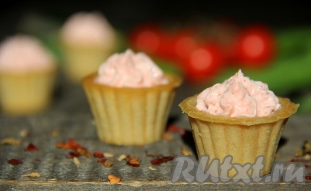 Из этого количества ингредиентов получается 20 мини тарталеток с крабовыми палочками и творожным сыром. Эта холодная закуска, не смотря на простоту приготовления, получается аппетитной и очень вкусной, она точно не останется незамеченной на праздничном столе!
